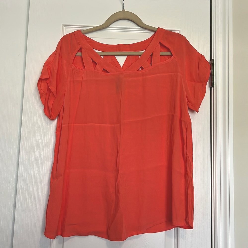 Buttons salmon top with detailed neckline on front and back, size medium, EUC